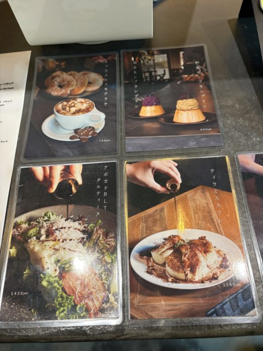 ★クリスマス限定パフェは苺たっぷりでかわいい！「Ao.Hostel＆Cafe LOUNGE」＠熊本県人吉市カフェ ドリンクセット