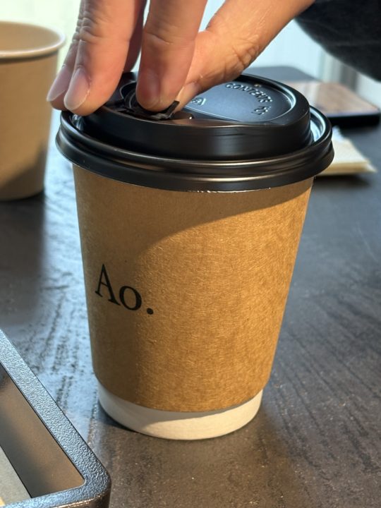 ★宿泊者サービス？の無料トーストと、「漆黒の苺パフェ」＆「炭ラテ」堪能！「Ao.Hostel＆Cafe LOUNGE」＠熊本県人吉市のカフェ