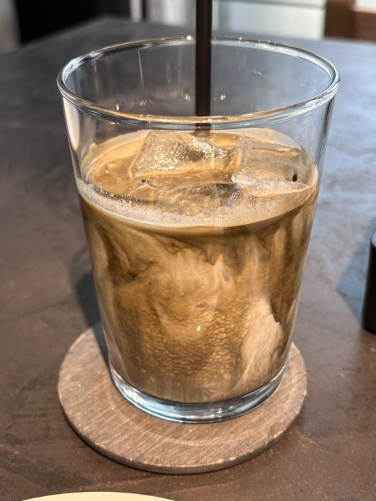 ★宿泊者サービス？の無料トーストと、「漆黒の苺パフェ」＆「炭ラテ」堪能！「Ao.Hostel＆Cafe LOUNGE」＠熊本県人吉市のカフェ