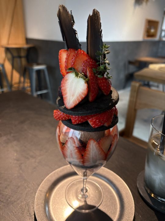 ★宿泊者サービス？の無料トーストと、「漆黒の苺パフェ」＆「炭ラテ」堪能！「Ao.Hostel＆Cafe LOUNGE」＠熊本県人吉市のカフェ