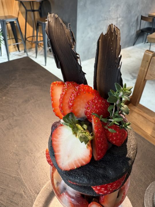 ★宿泊者サービス？の無料トーストと、「漆黒の苺パフェ」＆「炭ラテ」堪能！「Ao.Hostel＆Cafe LOUNGE」＠熊本県人吉市のカフェ