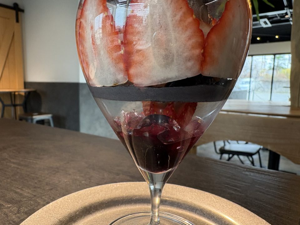 ★宿泊者サービス？の無料トーストと、「漆黒の苺パフェ」＆「炭ラテ」堪能！「Ao.Hostel＆Cafe LOUNGE」＠熊本県人吉市のカフェ