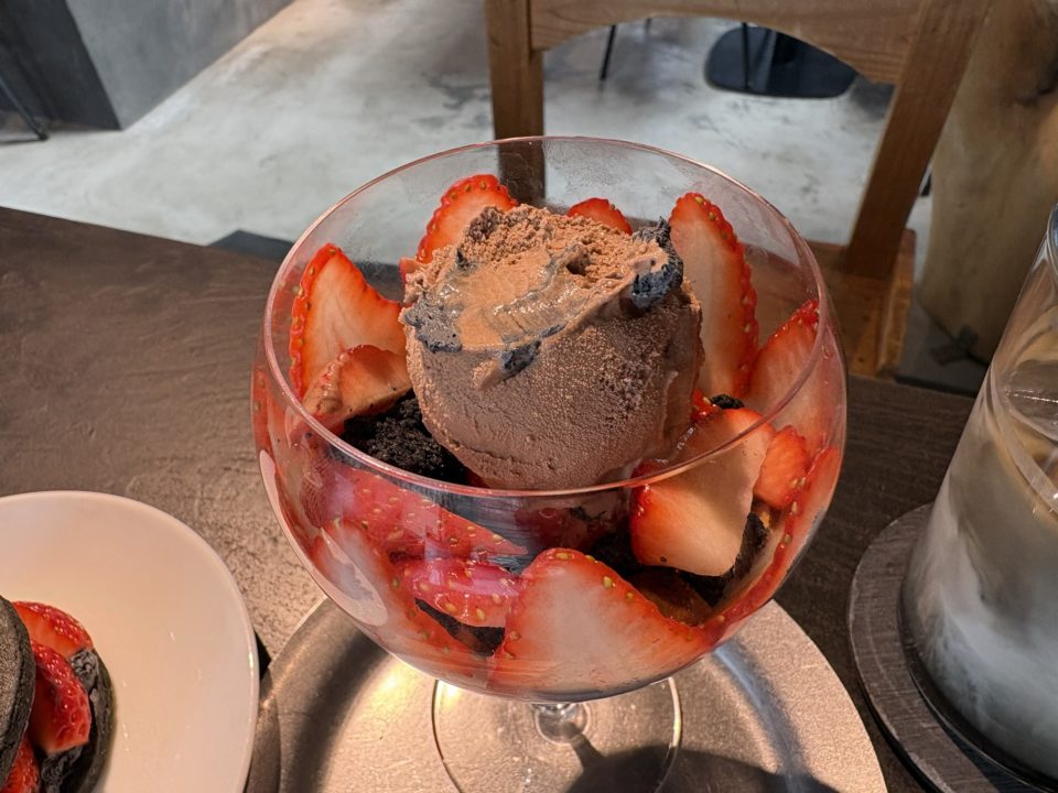 ★宿泊者サービス？の無料トーストと、「漆黒の苺パフェ」＆「炭ラテ」堪能！「Ao.Hostel＆Cafe LOUNGE」＠熊本県人吉市のカフェ