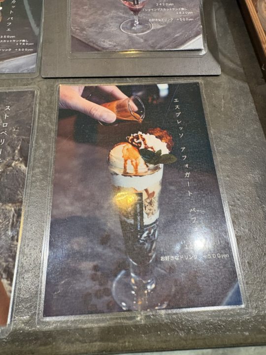 ★「Ao.Hostel＆Cafe LOUNGE」シャインマスカットパフェ＆クインニーナフロート＆パッションサイダー＆タコライス＠熊本県人吉市のカフェ