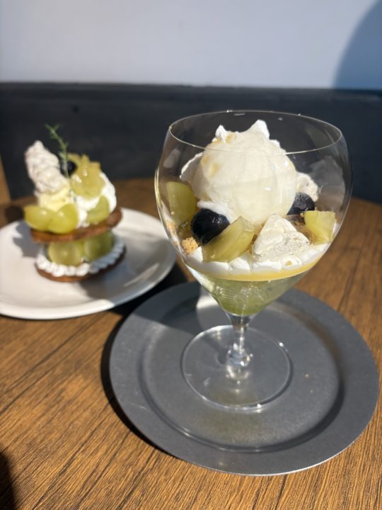 ★「Ao.Hostel＆Cafe LOUNGE」シャインマスカットパフェ＆クインニーナフロート＆パッションサイダー＆タコライス＠熊本県人吉市のカフェ