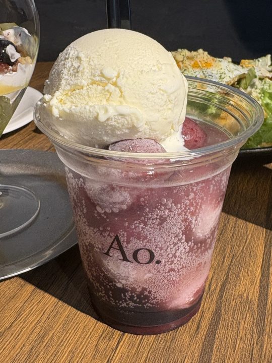 ★「Ao.Hostel＆Cafe LOUNGE」シャインマスカットパフェ＆クインニーナフロート＆パッションサイダー＆タコライス＠熊本県人吉市のカフェ