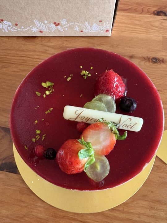 ★クリスマスケーキに、数年ぶりのホールケーキ！贅沢して大きいのにしました！「spoon（スプーン）」さんのいちごのフレジェ！@鹿児島県鹿児島市