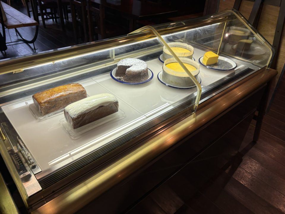 ★揚げナスと粗挽き肉、芽キャベツのボロネーゼ＆ピスタチオのキャロットケーキ「珈琲 沐草（コーヒーもくそう）/旧鹿児島民芸館」@鹿児島県鹿児島市