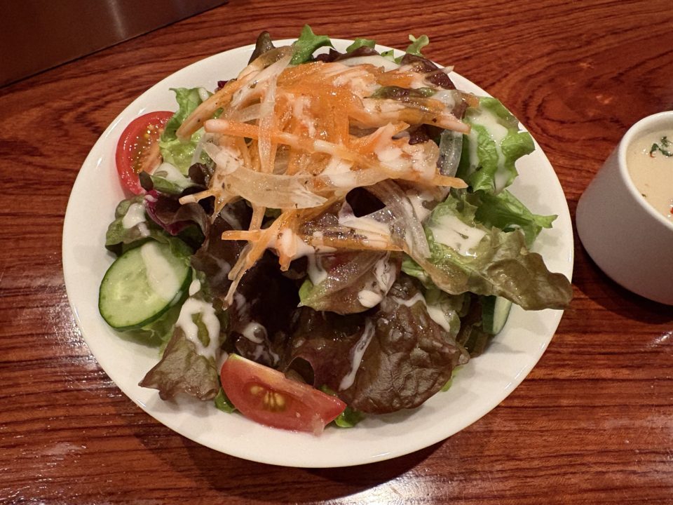 ★揚げナスと粗挽き肉、芽キャベツのボロネーゼ＆ピスタチオのキャロットケーキ「珈琲 沐草（コーヒーもくそう）/旧鹿児島民芸館」@鹿児島県鹿児島市