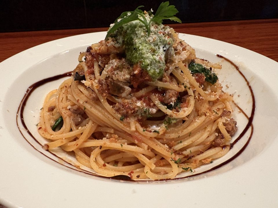 ★揚げナスと粗挽き肉、芽キャベツのボロネーゼ＆ピスタチオのキャロットケーキ「珈琲 沐草（コーヒーもくそう）/旧鹿児島民芸館」@鹿児島県鹿児島市