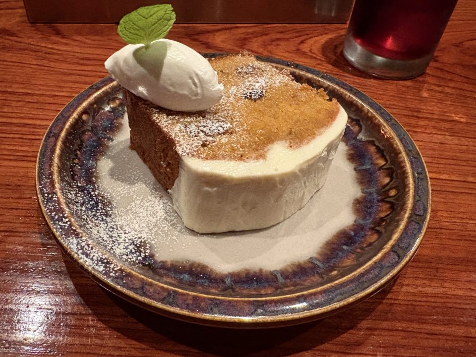 ★揚げナスと粗挽き肉、芽キャベツのボロネーゼ＆ピスタチオのキャロットケーキ「珈琲 沐草（コーヒーもくそう）/旧鹿児島民芸館」@鹿児島県鹿児島市