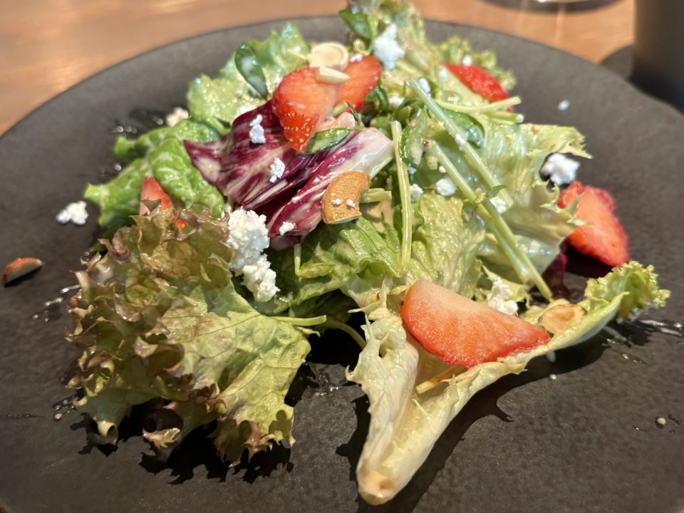 ★「エミリーフローゲ（Emilie Floge）」＠東京都立川市 値上げしたプリフィックスランチの感想（季節のフルーツサラダは苺、本日のスープは人参、サンドイッチはベーコンレタストマト、ドリンクはアイスカフェラテ、デザートはチーズケーキのジェラートパフェ）1月