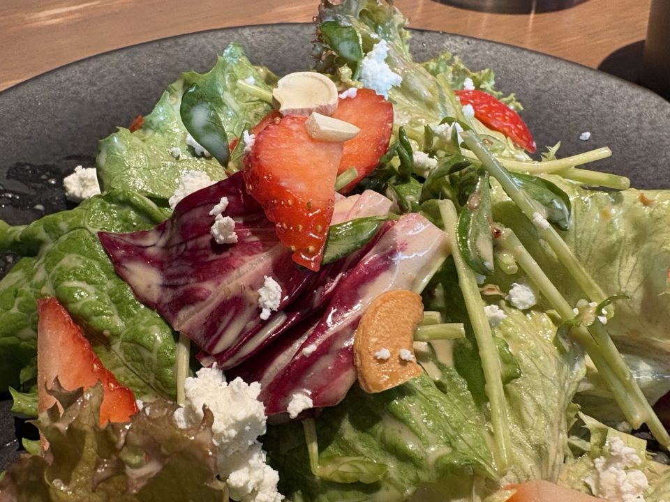 ★「エミリーフローゲ（Emilie Floge）」＠東京都立川市 値上げしたプリフィックスランチの感想（季節のフルーツサラダは苺、本日のスープは人参、サンドイッチはベーコンレタストマト、ドリンクはアイスカフェラテ、デザートはチーズケーキのジェラートパフェ）1月