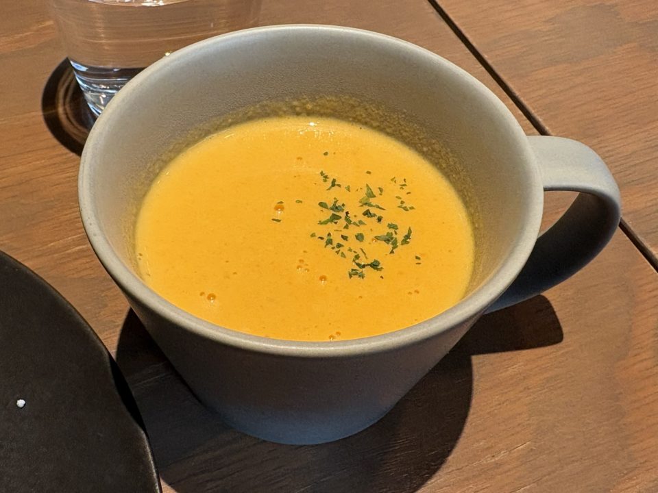 ★「エミリーフローゲ（Emilie Floge）」＠東京都立川市 値上げしたプリフィックスランチの感想（季節のフルーツサラダは苺、本日のスープは人参、サンドイッチはベーコンレタストマト、ドリンクはアイスカフェラテ、デザートはチーズケーキのジェラートパフェ）1月