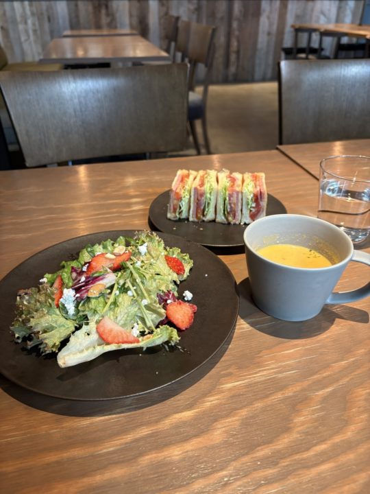 ★「エミリーフローゲ（Emilie Floge）」＠東京都立川市 値上げしたプリフィックスランチの感想（季節のフルーツサラダは苺、本日のスープは人参、サンドイッチはベーコンレタストマト、ドリンクはアイスカフェラテ、デザートはチーズケーキのジェラートパフェ）1月