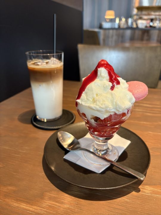 ★「エミリーフローゲ（Emilie Floge）」＠東京都立川市 値上げしたプリフィックスランチの感想（季節のフルーツサラダは苺、本日のスープは人参、サンドイッチはベーコンレタストマト、ドリンクはアイスカフェラテ、デザートはチーズケーキのジェラートパフェ）1月