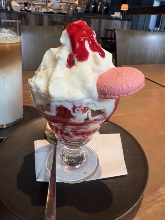 ★「エミリーフローゲ（Emilie Floge）」＠東京都立川市 値上げしたプリフィックスランチの感想（季節のフルーツサラダは苺、本日のスープは人参、サンドイッチはベーコンレタストマト、ドリンクはアイスカフェラテ、デザートはチーズケーキのジェラートパフェ）1月