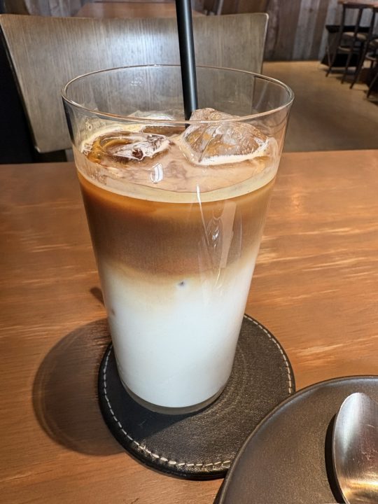 ★「エミリーフローゲ（Emilie Floge）」＠東京都立川市 値上げしたプリフィックスランチの感想（季節のフルーツサラダは苺、本日のスープは人参、サンドイッチはベーコンレタストマト、ドリンクはアイスカフェラテ、デザートはチーズケーキのジェラートパフェ）1月