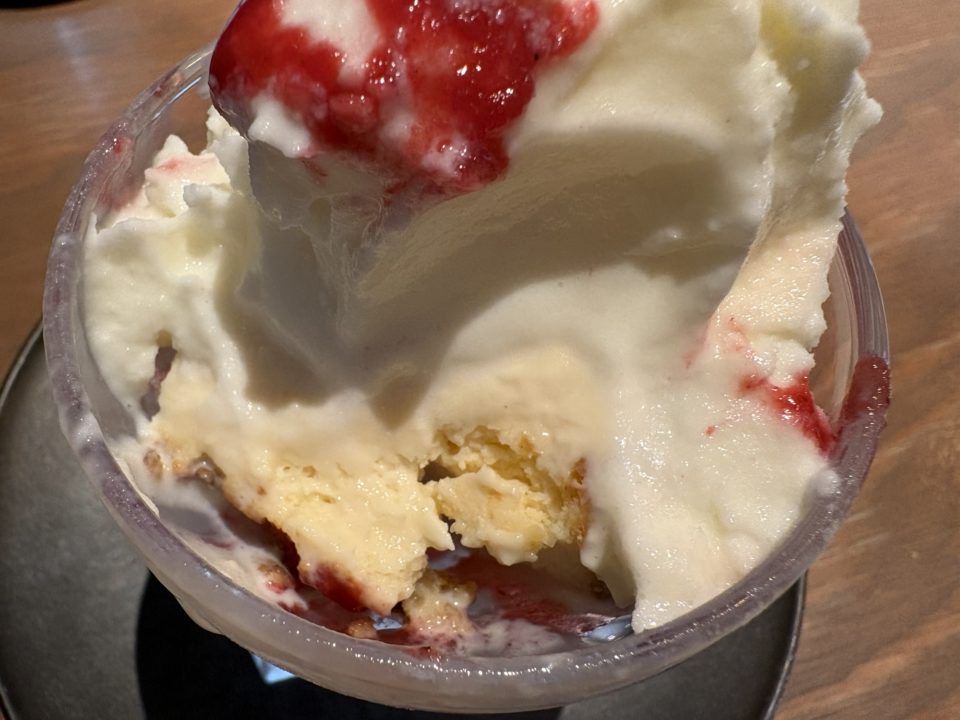 ★「エミリーフローゲ（Emilie Floge）」＠東京都立川市 値上げしたプリフィックスランチの感想（季節のフルーツサラダは苺、本日のスープは人参、サンドイッチはベーコンレタストマト、ドリンクはアイスカフェラテ、デザートはチーズケーキのジェラートパフェ）1月