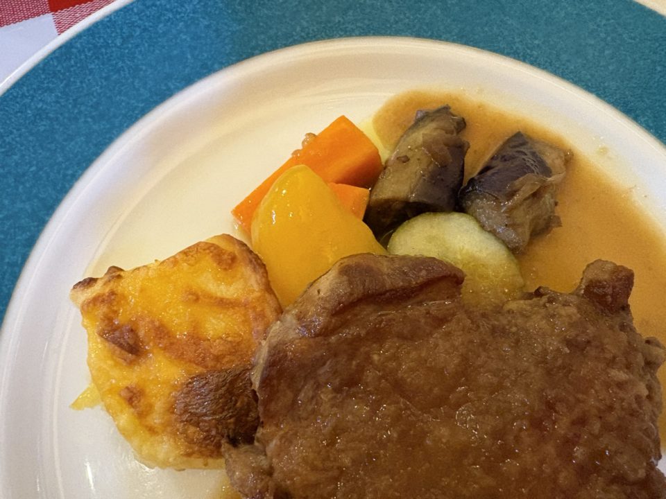 月替わりランチメニュー・霧島ひなもりポークの厚切りステーキ・和栗のパイ包み「ビストロメイクマ（BISTRO MEIKUMA）」@鹿児島県鹿児島市