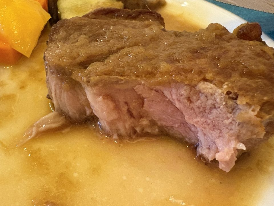 月替わりランチメニュー・霧島ひなもりポークの厚切りステーキ・和栗のパイ包み「ビストロメイクマ（BISTRO MEIKUMA）」@鹿児島県鹿児島市