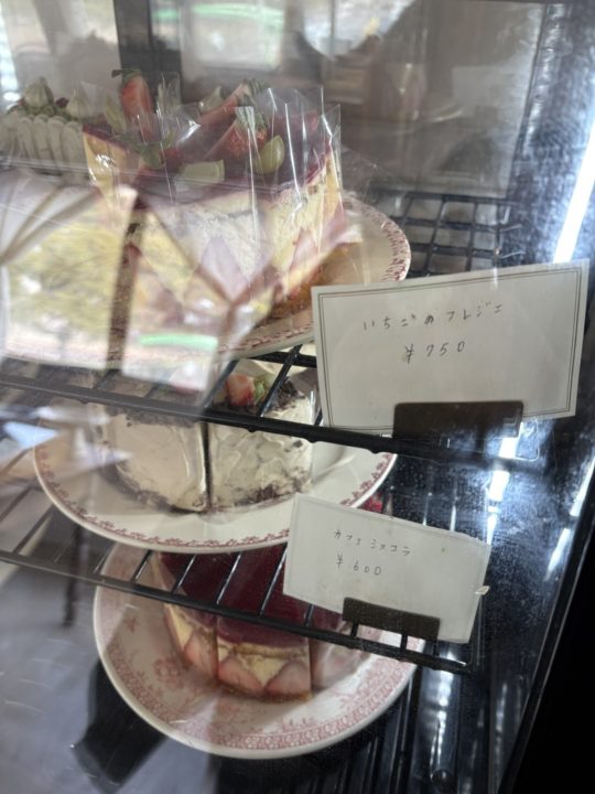 いちごとホワイトチョコのムース・レモンのタルト・ホットカフェラテ 「spoon(スプーン)」@鹿児島県鹿児島市 ケーキ