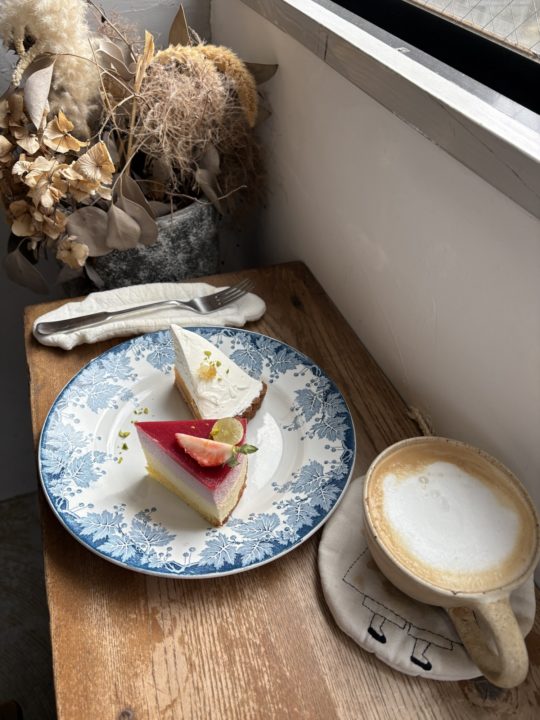 いちごとホワイトチョコのムース・レモンのタルト・ホットカフェラテ 「spoon(スプーン)」@鹿児島県鹿児島市 ケーキ