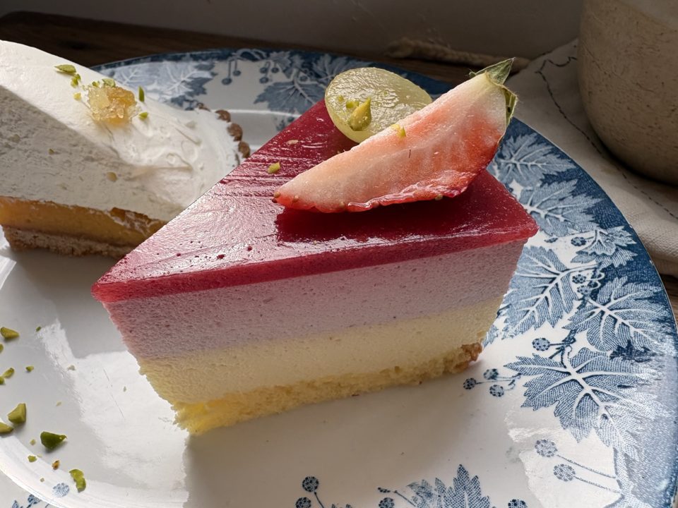 いちごとホワイトチョコのムース・レモンのタルト・ホットカフェラテ 「spoon(スプーン)」@鹿児島県鹿児島市 ケーキ