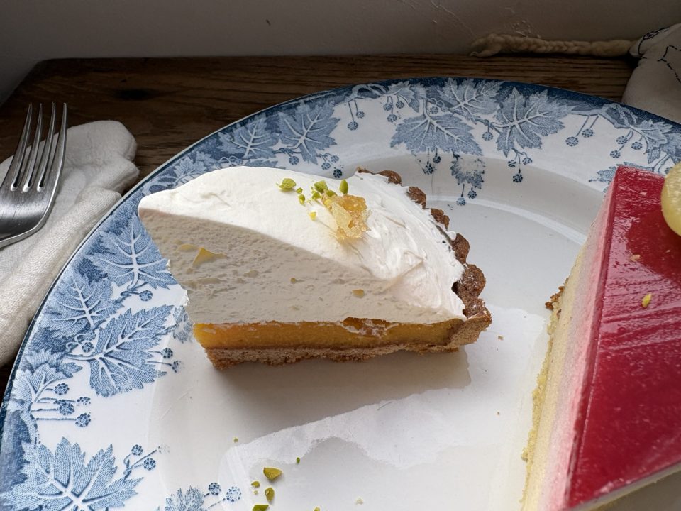 いちごとホワイトチョコのムース・レモンのタルト・ホットカフェラテ 「spoon(スプーン)」@鹿児島県鹿児島市 ケーキ