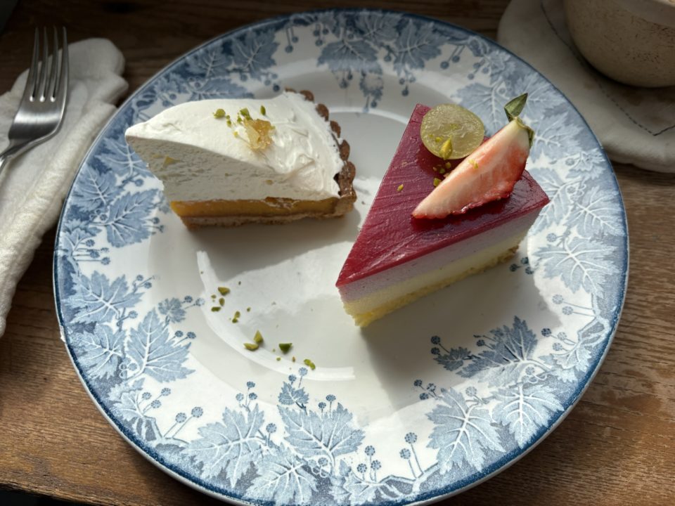 いちごとホワイトチョコのムース・レモンのタルト・ホットカフェラテ 「spoon(スプーン)」@鹿児島県鹿児島市 ケーキ