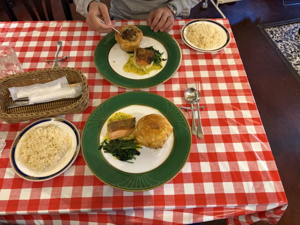 月替わりランチメニュー・鹿児島県産黒毛和牛スネ肉の自家製コンソメスープパイ包み、ノルウェーサーモンのムニエルみかんのブールブラン「ビストロメイクマ（BISTRO MEIKUMA）」@鹿児島県鹿児島市