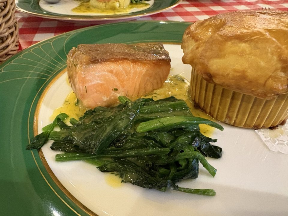 月替わりランチメニュー・鹿児島県産黒毛和牛スネ肉の自家製コンソメスープパイ包み、ノルウェーサーモンのムニエルみかんのブールブラン「ビストロメイクマ（BISTRO MEIKUMA）」@鹿児島県鹿児島市