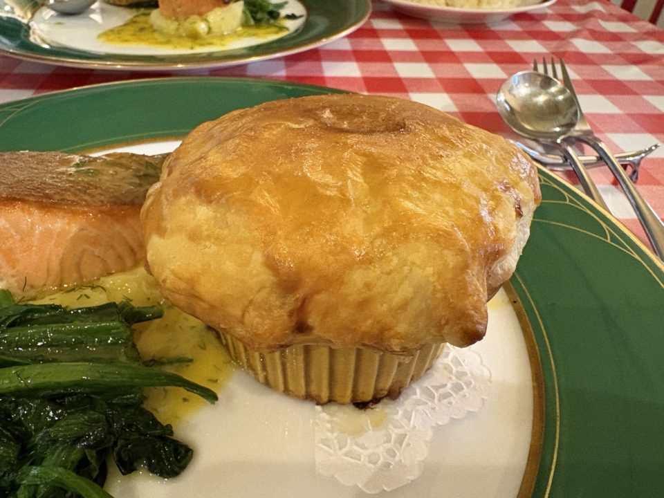 月替わりランチメニュー・鹿児島県産黒毛和牛スネ肉の自家製コンソメスープパイ包み、ノルウェーサーモンのムニエルみかんのブールブラン「ビストロメイクマ（BISTRO MEIKUMA）」@鹿児島県鹿児島市