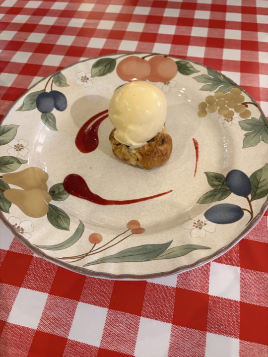 月替わりランチメニュー・鹿児島県産黒毛和牛スネ肉の自家製コンソメスープパイ包み、ノルウェーサーモンのムニエルみかんのブールブラン「ビストロメイクマ（BISTRO MEIKUMA）」@鹿児島県鹿児島市