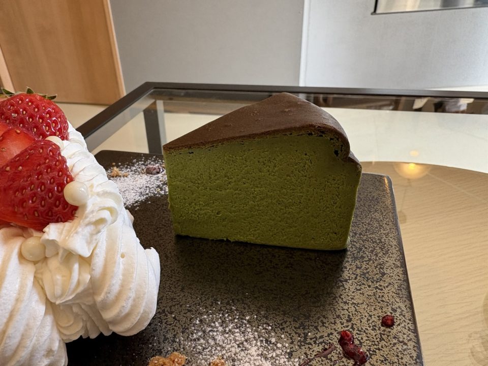抹茶のバスクチーズケーキ・ムラングルージュ「Ten coffee and bake(テンコーヒーアンドベイク)」@宮城県多賀城市