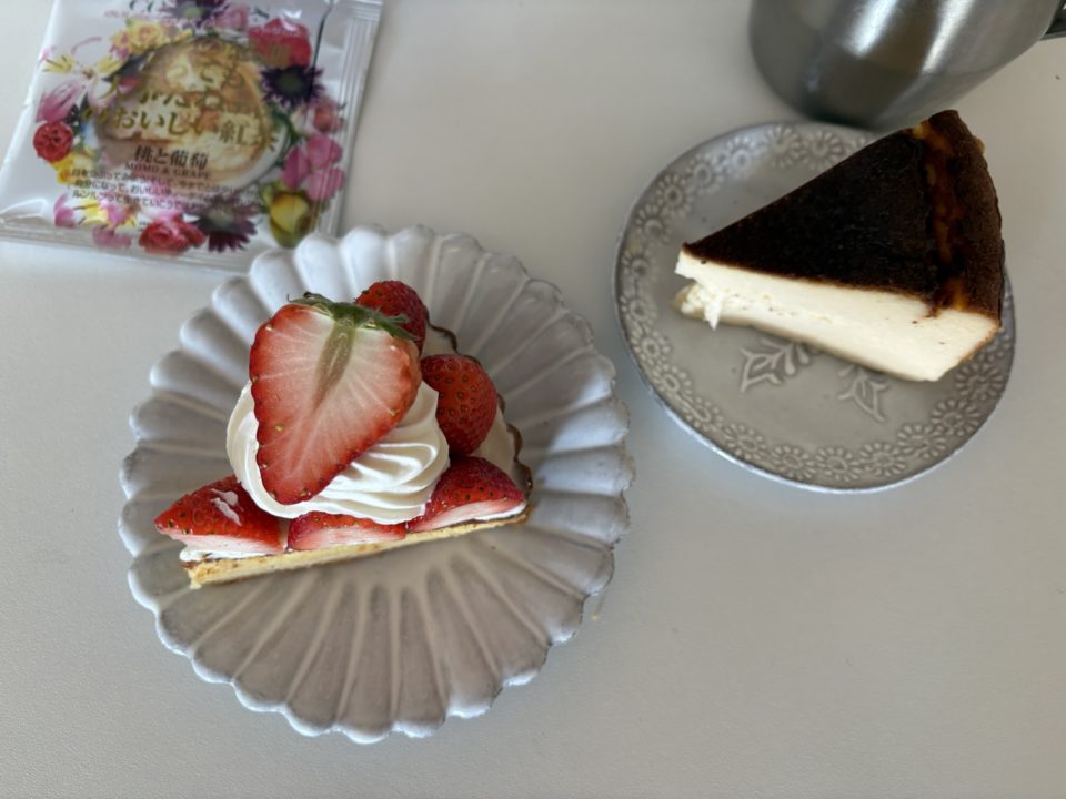 ホワイトチョコバスクチーズケーキ・フルーツタルト「Ten coffee and bake(テンコーヒーアンドベイク)」@宮城県多賀城市