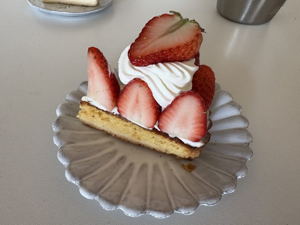 ホワイトチョコバスクチーズケーキ・フルーツタルト「Ten coffee and bake(テンコーヒーアンドベイク)」@宮城県多賀城市