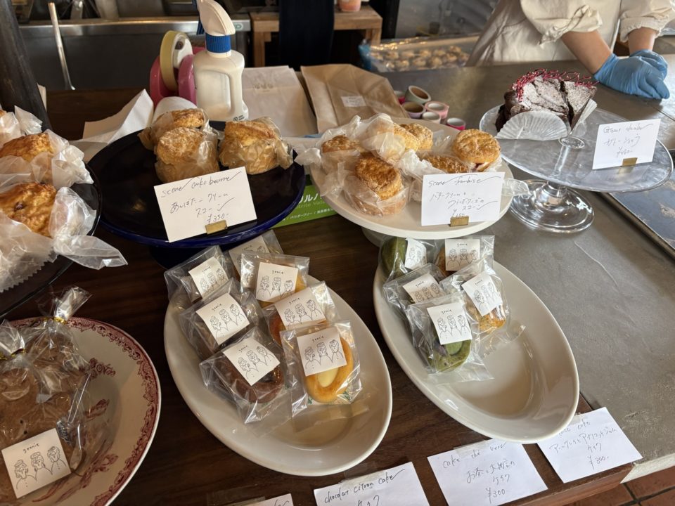 当日分タルトセット／geenie菓子店（ジーニー）@鹿児島 名山 クリスマス 苺・渋皮栗のモンブラン・バナナアーモンド・ベリーのタルト