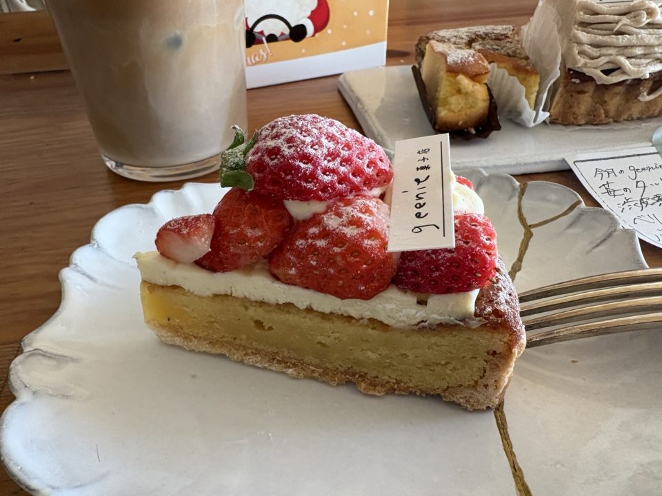 当日分タルトセット／geenie菓子店（ジーニー）@鹿児島 名山 クリスマス 苺・渋皮栗のモンブラン・バナナアーモンド・ベリーのタルト