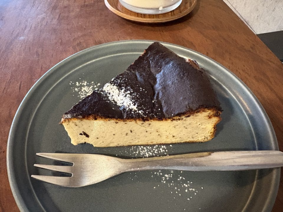 ミルクティーバスクチーズケーキ・アイスカフェラテ/BLUE BEANS ROASTERY(ブルービーンズロースタリー)@鹿児島 コーヒー 珈琲