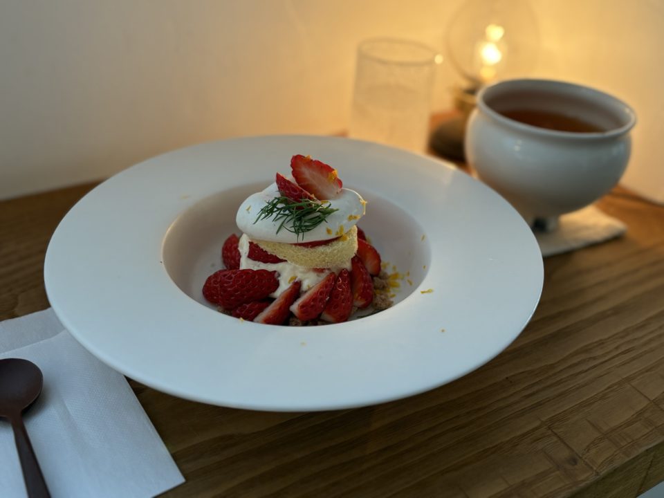 いちごのショートケーキ風皿盛りデザート・和紅茶（鹿児島）／morc（モーク）＠宮城県仙台市 3月