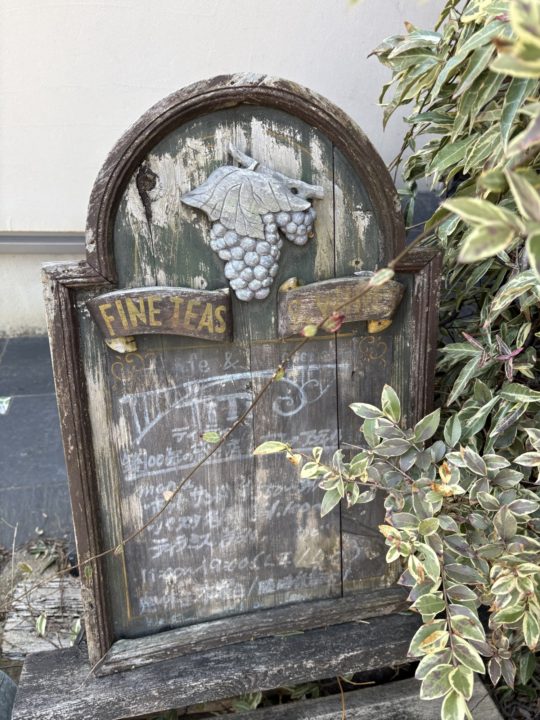 期間限定メニュー 桜のティラミス&カーネーションのティラミス/Antique&Cafe TiTi(アンティーク&カフェ ティティ)@宮城県仙台市 ケーキ 桜スイーツ アンティークショップ併設 蔵 ケーキ 写真