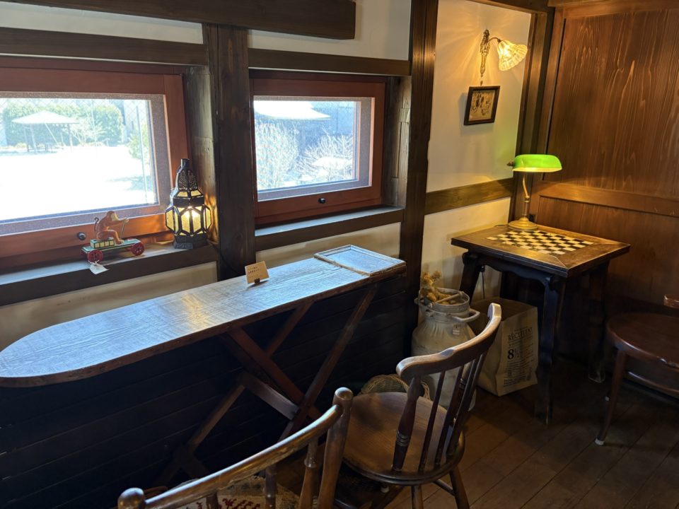 期間限定メニュー 桜のティラミス&カーネーションのティラミス/Antique&Cafe TiTi(アンティーク&カフェ ティティ)@宮城県仙台市 ケーキ 桜スイーツ アンティークショップ併設 蔵 ケーキ 写真