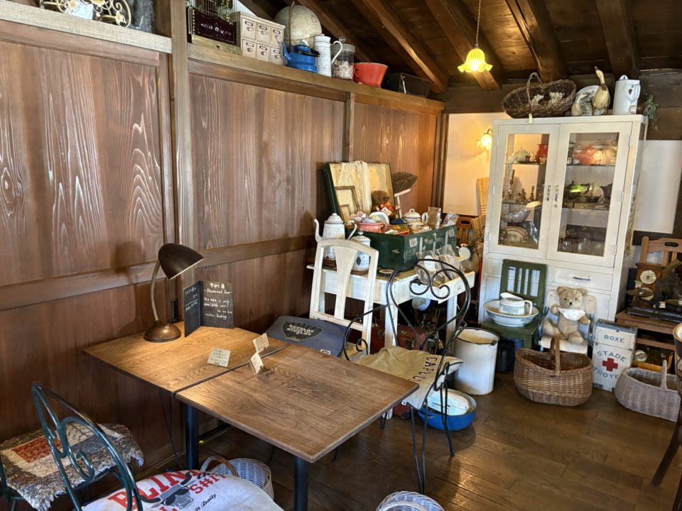 期間限定メニュー 桜のティラミス&カーネーションのティラミス/Antique&Cafe TiTi(アンティーク&カフェ ティティ)@宮城県仙台市 ケーキ 桜スイーツ アンティークショップ併設 蔵 ケーキ 写真