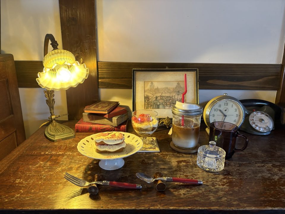 期間限定メニュー 桜のティラミス&カーネーションのティラミス/Antique&Cafe TiTi(アンティーク&カフェ ティティ)@宮城県仙台市 ケーキ 桜スイーツ アンティークショップ併設 蔵 ケーキ 写真