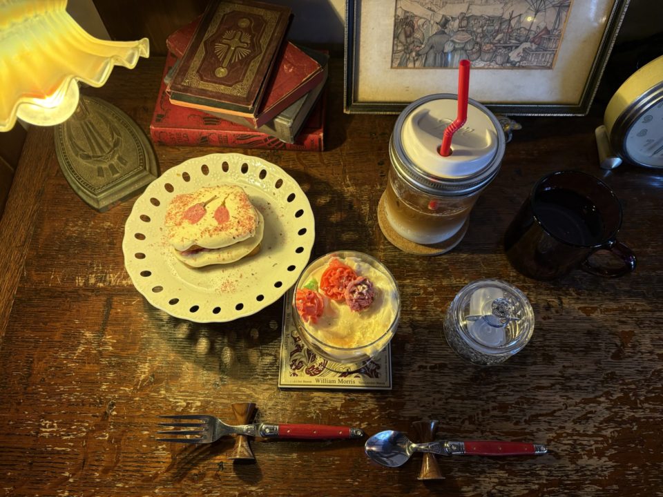 期間限定メニュー 桜のティラミス&カーネーションのティラミス/Antique&Cafe TiTi(アンティーク&カフェ ティティ)@宮城県仙台市 ケーキ 桜スイーツ アンティークショップ併設 蔵 ケーキ 写真