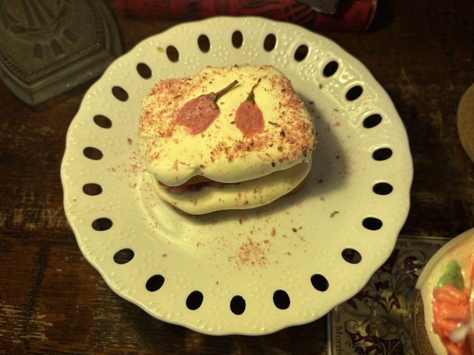 期間限定メニュー 桜のティラミス&カーネーションのティラミス/Antique&Cafe TiTi(アンティーク&カフェ ティティ)@宮城県仙台市 ケーキ 桜スイーツ アンティークショップ併設 蔵 ケーキ 写真