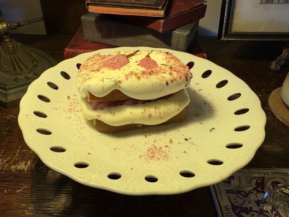 期間限定メニュー 桜のティラミス&カーネーションのティラミス/Antique&Cafe TiTi(アンティーク&カフェ ティティ)@宮城県仙台市 ケーキ 桜スイーツ アンティークショップ併設 蔵 ケーキ 写真