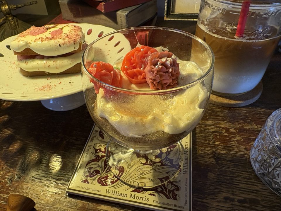 期間限定メニュー 桜のティラミス&カーネーションのティラミス/Antique&Cafe TiTi(アンティーク&カフェ ティティ)@宮城県仙台市 ケーキ 桜スイーツ アンティークショップ併設 蔵 ケーキ 写真