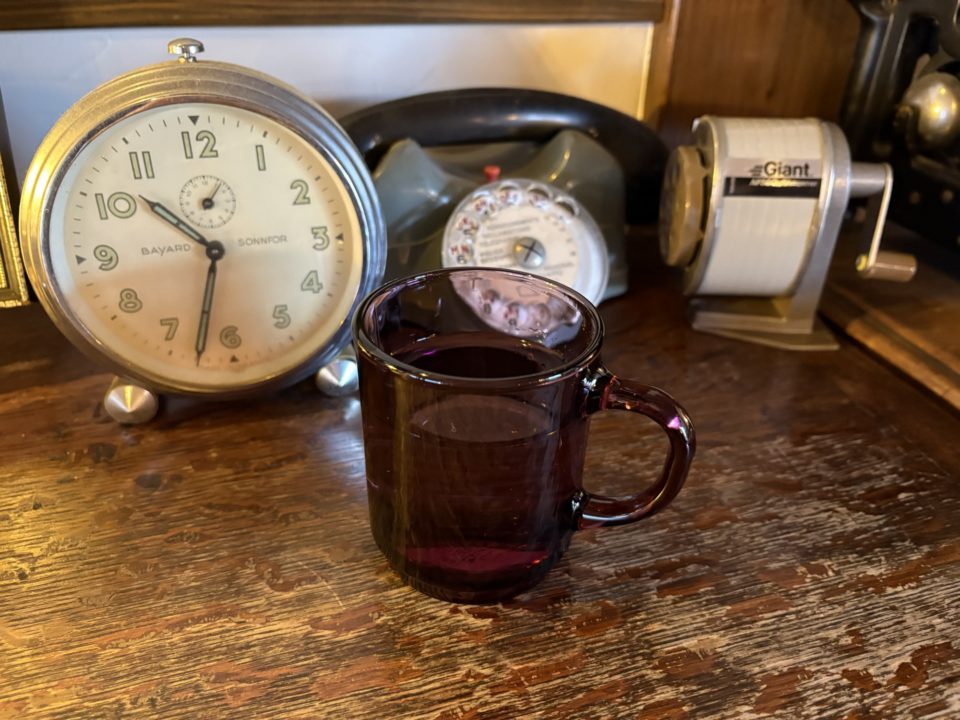 期間限定メニュー 桜のティラミス&カーネーションのティラミス/Antique&Cafe TiTi(アンティーク&カフェ ティティ)@宮城県仙台市 ケーキ 桜スイーツ アンティークショップ併設 蔵 ケーキ 写真